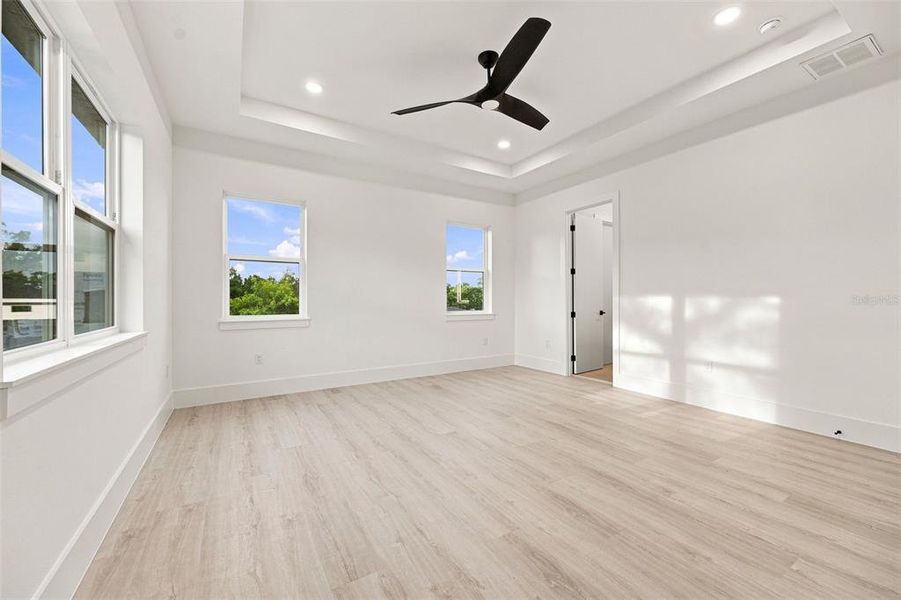 Spacious, unfurnished interior of a new home in , Sarasota (Image 22).