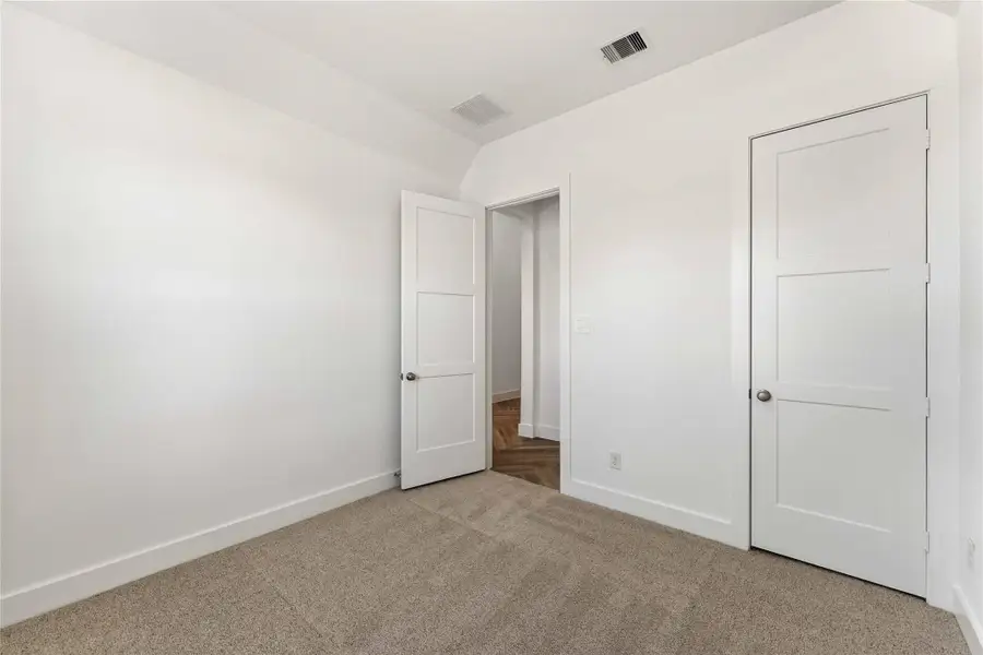 Spacious, unfurnished interior of a new home in Valencia, Manvel (Image 26).