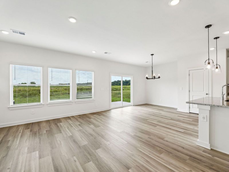 Spacious, unfurnished interior of a new home in Bear Springs, Columbia (Image 11).