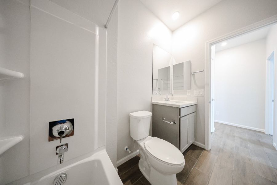 A bathroom with a toilet and bathtub.