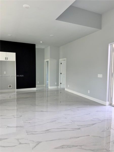 Spacious, unfurnished interior of a new home in , Lehigh Acres (Image 9).