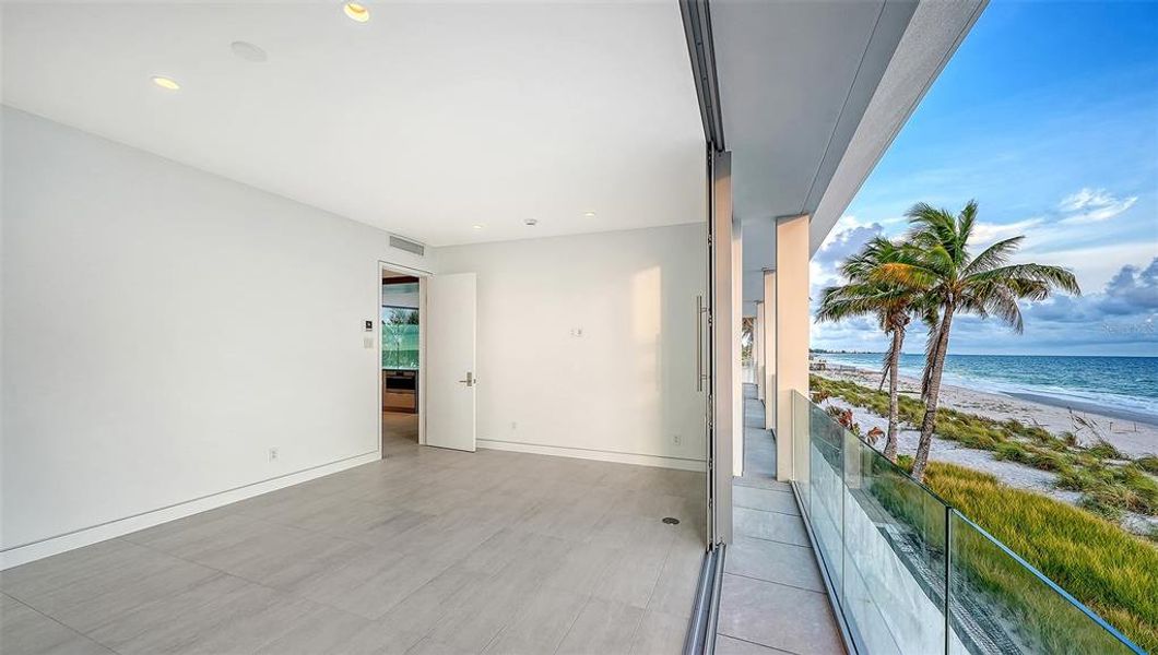 Spacious, unfurnished interior of a new home in , Longboat Key (Image 17).