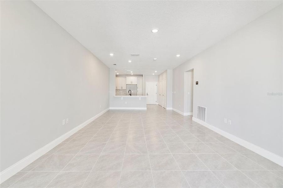 Spacious, unfurnished interior of a new home in Gatherings® of Lake Nona, Orlando (Image 19).