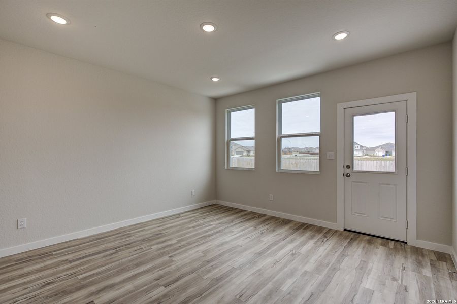 Spacious, unfurnished interior of a new home in Mesa Vista, San Antonio (Image 11).
