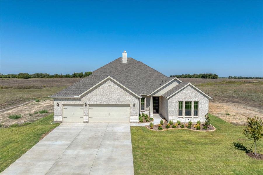 Craftsman inspired home with a front lawn and a garage