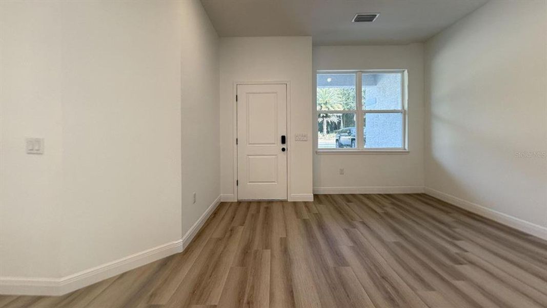 Spacious, unfurnished interior of a new home in , Dunnellon (Image 10).