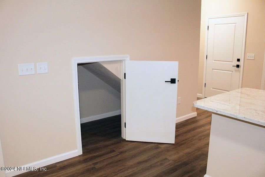 Spacious, unfurnished interior of a new home in , Middleburg (Image 16).