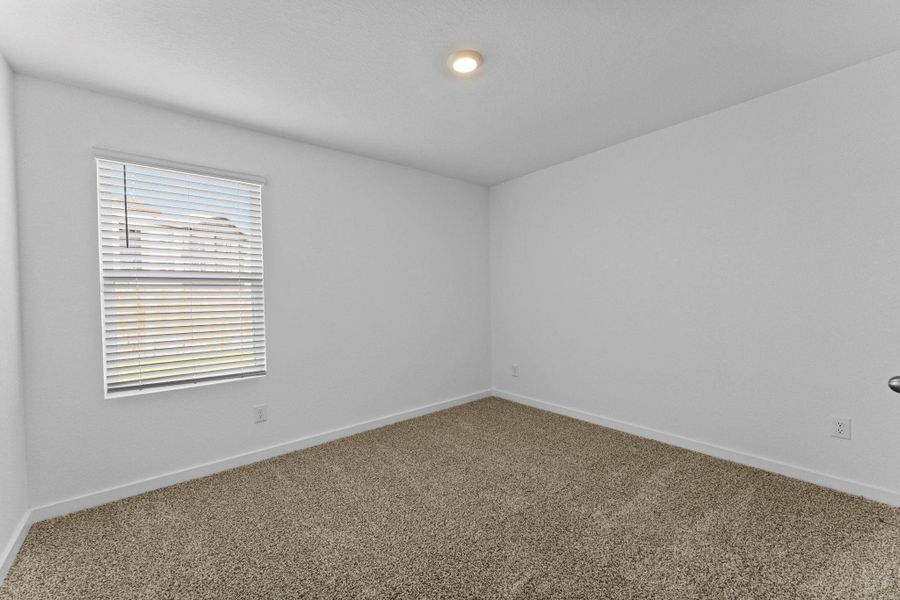 Spacious, unfurnished interior of a new home in Sonoma Oaks, Fredericksburg (Image 28).