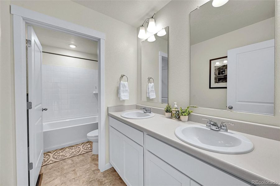 Furnished interior view inside a new home in Settlers Crossing, Commerce City (Image 10).