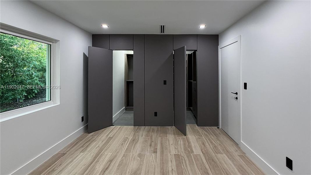 Spacious, unfurnished interior of a new home in , Palmetto Bay (Image 17).