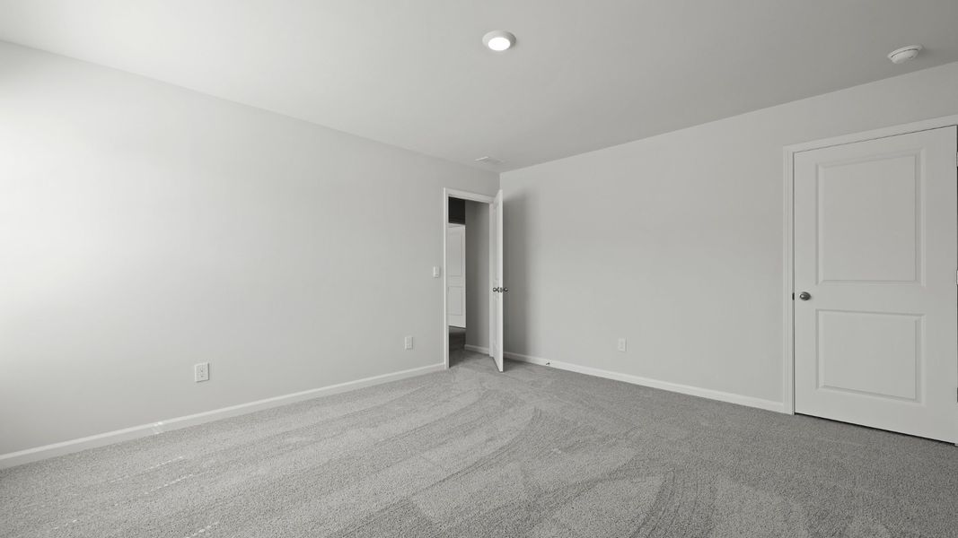 Spacious, unfurnished interior of a new home in Carolina Groves, Moncks Corner (Image 19).