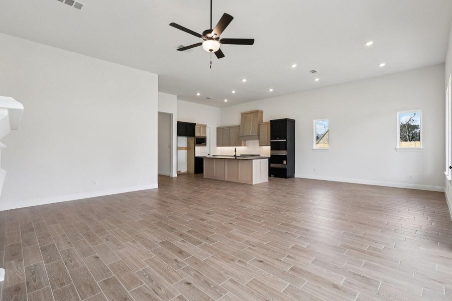 Spacious, unfurnished interior of a new home in Sienna 65', Missouri City (Image 22).