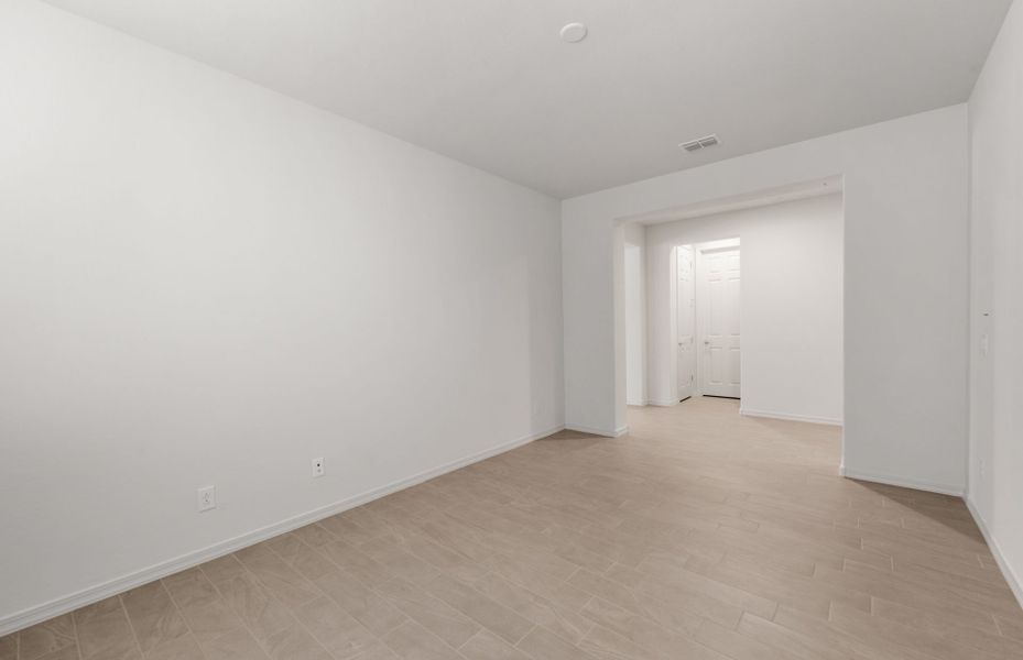 Spacious, unfurnished interior of a new home in Allen Ranches, Litchfield Park (Image 30).