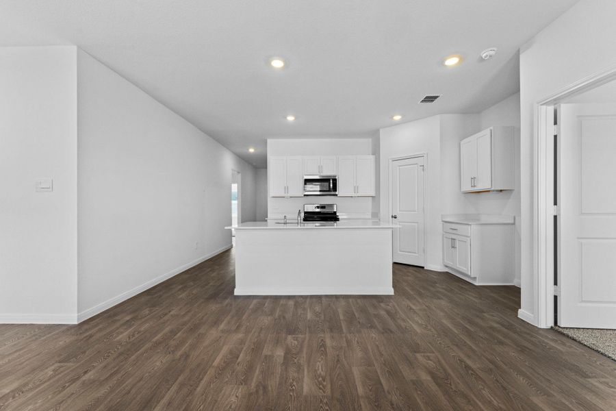 Spacious, unfurnished interior of a new home in Trace, San Marcos (Image 16).