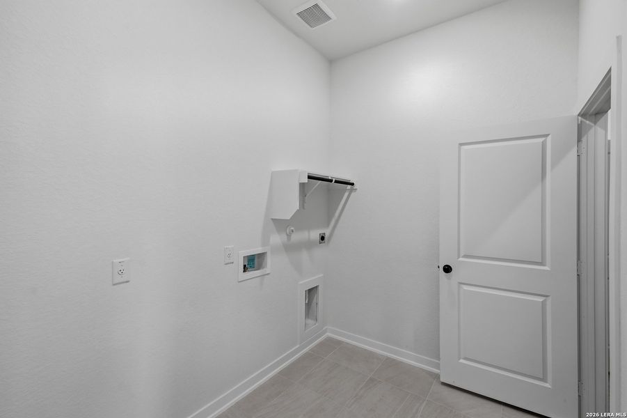 Spacious, unfurnished interior of a new home in The Crossvine, Schertz (Image 31).