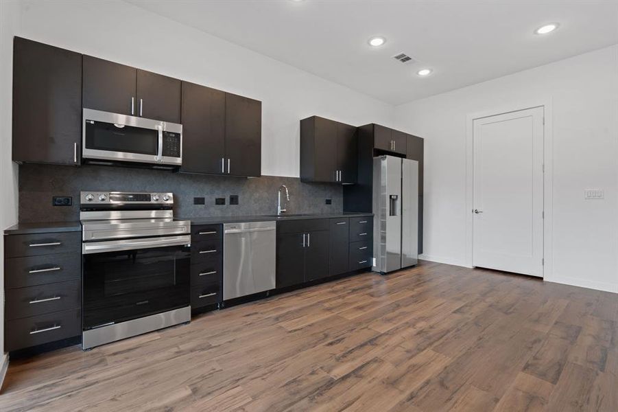 Modern, well-equipped kitchen.