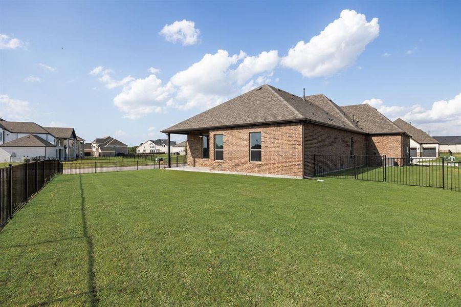 Exterior details and patio area of a home in Heath Golf and Yacht, Heath (Image 3).