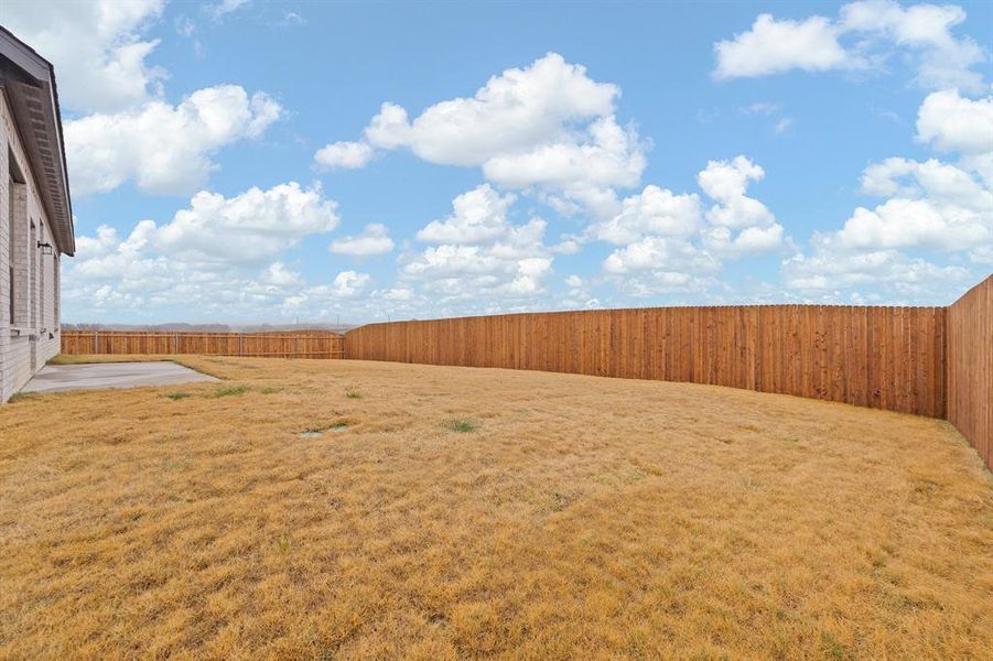Exterior details and patio area of a home in , Venus (Image 4).
