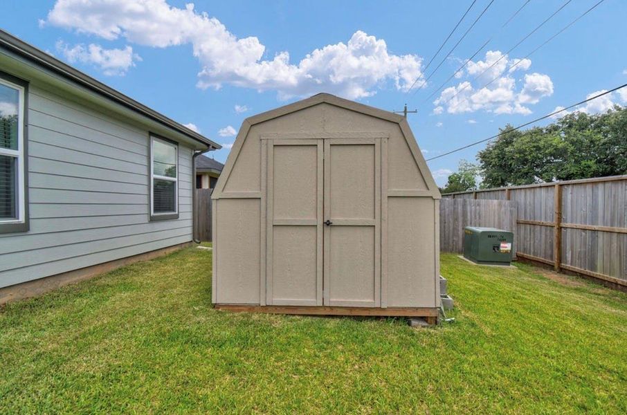 Exterior details and patio area of a home in Riverwood Ranch, Angleton (Image 4).