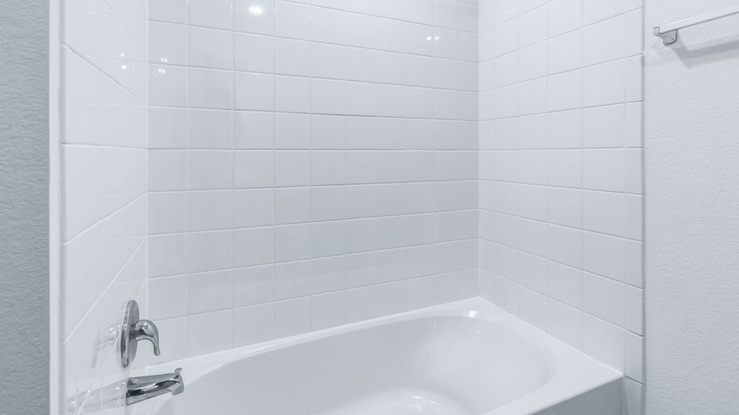 Representative interior finishes for a home built from the The Easton by D.R. Horton in Wayside, Uhland (Image 15).