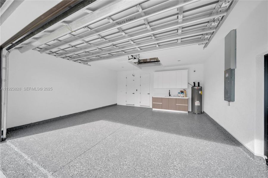 Spacious, unfurnished interior of a new home in , Lehigh Acres (Image 36).