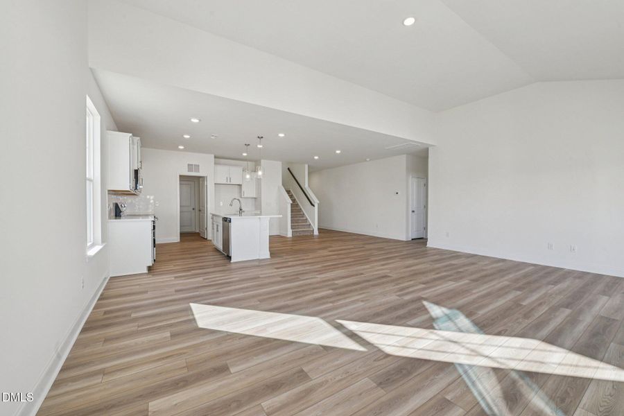 8-web-or-mls-Hipwood Dr-S2901-008