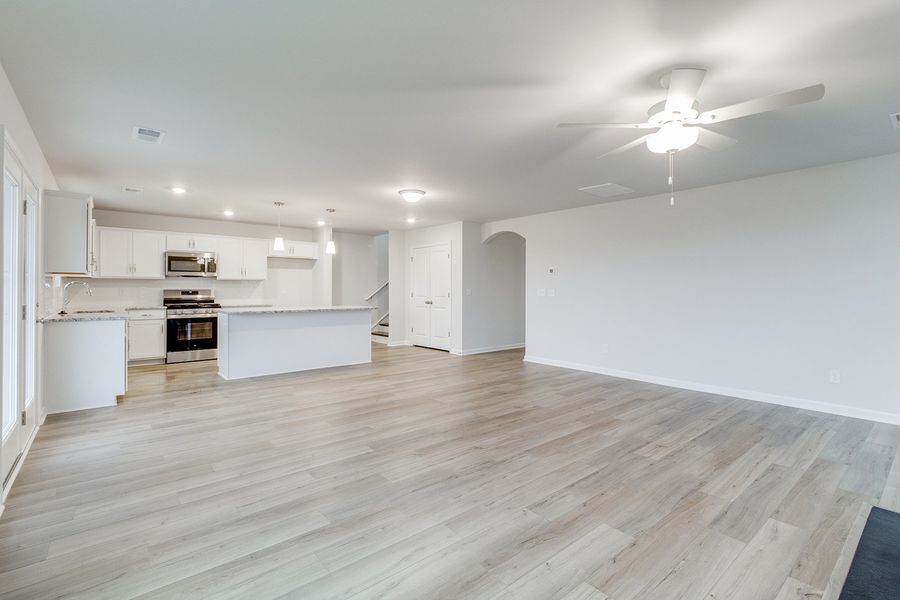 Spacious, unfurnished interior of a new home in Winston Point, Gilbert (Image 15).