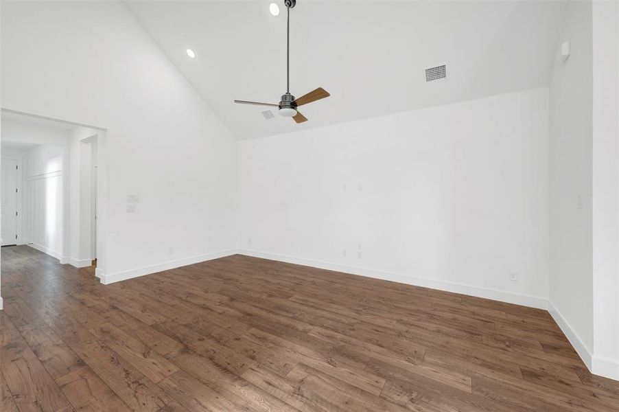 Spacious, unfurnished interior of a new home in Heritage Ranch, Sherman (Image 13).