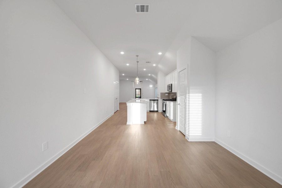 Spacious, unfurnished interior of a new home in Lone Star Landing, Montgomery (Image 35).