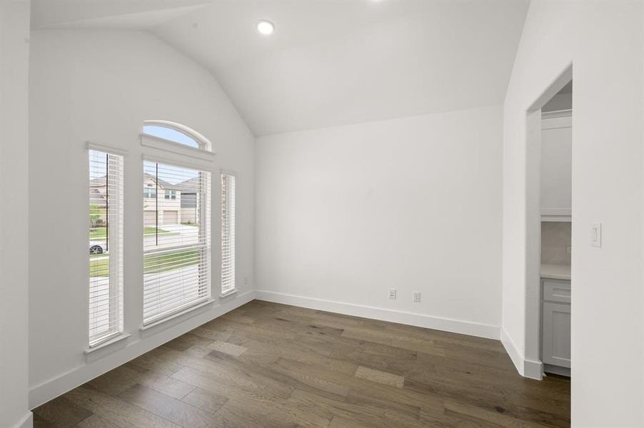 Spacious, unfurnished interior of a new home in Llano Springs, Fort Worth (Image 16).