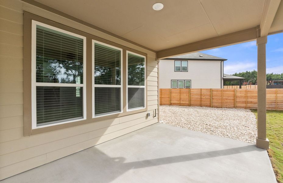 Exterior details and patio area of a home in Horizon Lake, Leander (Image 4).