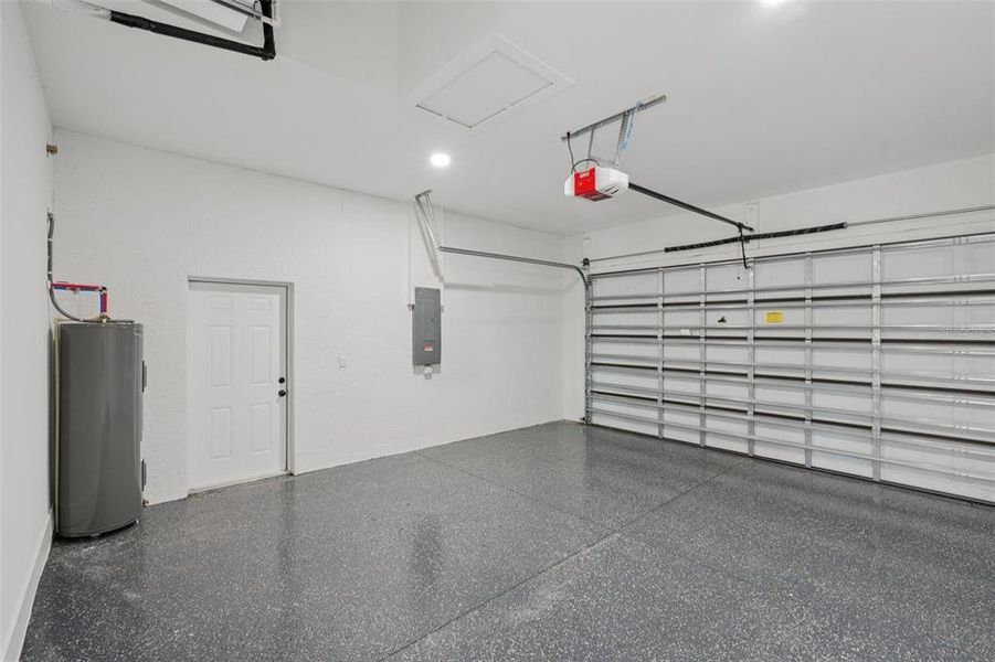 Spacious, unfurnished interior of a new home in , Cape Coral (Image 38).
