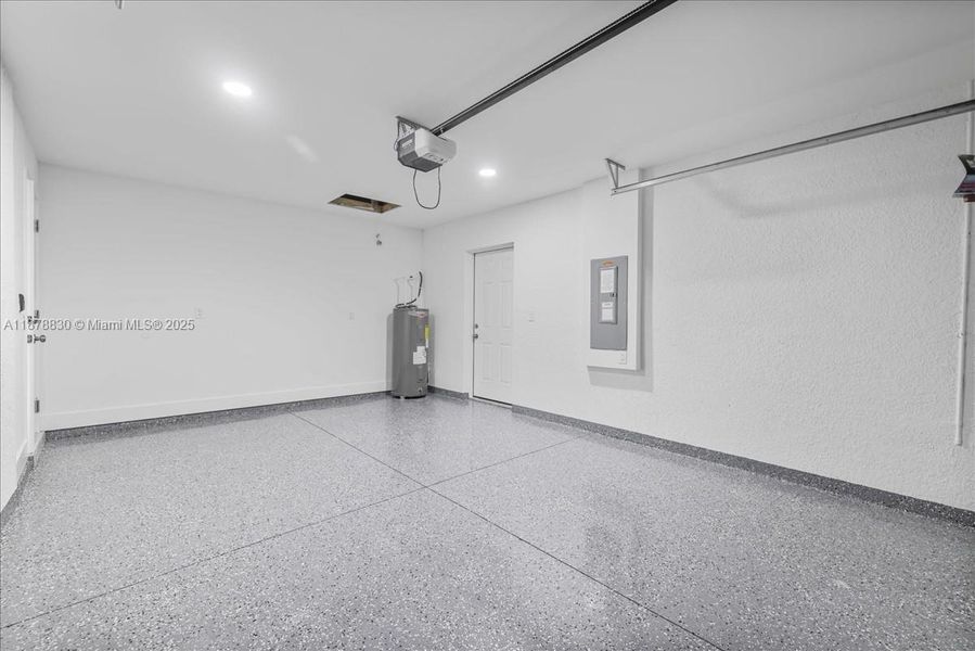 Spacious, unfurnished interior of a new home in , Lehigh Acres (Image 25).