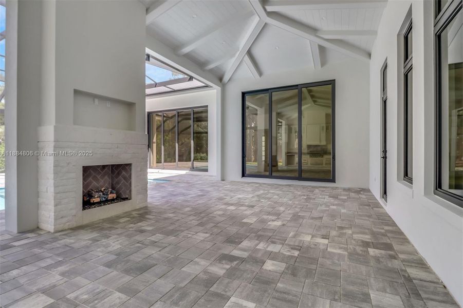 Spacious, unfurnished interior of a new home in , Naples (Image 26).