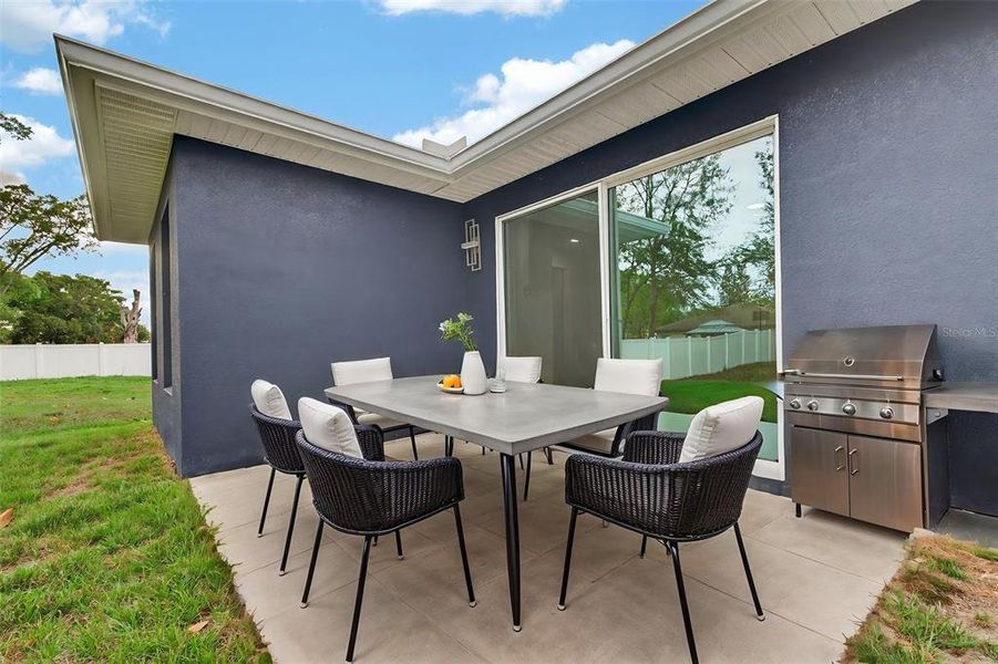 Exterior details and patio area of a home in , Orlando (Image 3).
