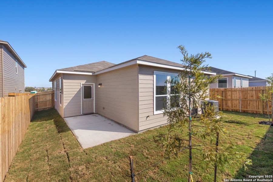 Exterior details and patio area of a home in Punta Verde, Converse (Image 2).