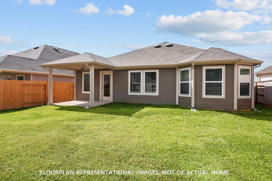 Exterior details and patio area of a home in Lago Mar, Santa Fe (Image 3).