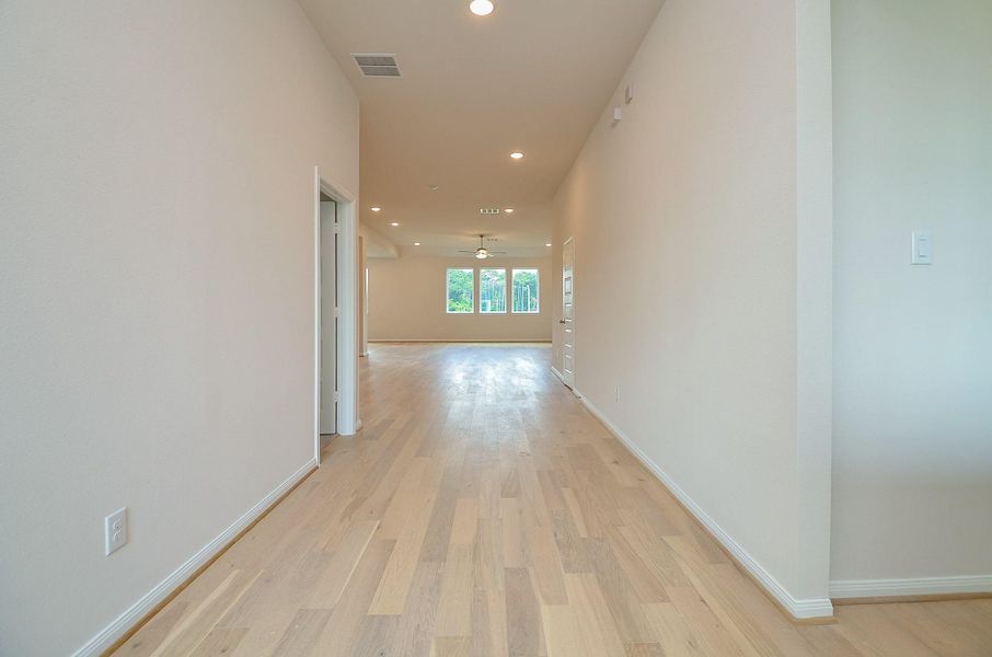 Look at this lovely foyer that leads to an expansive floor plan. Look at this lovely foyer that leads to an expansive floor plan.