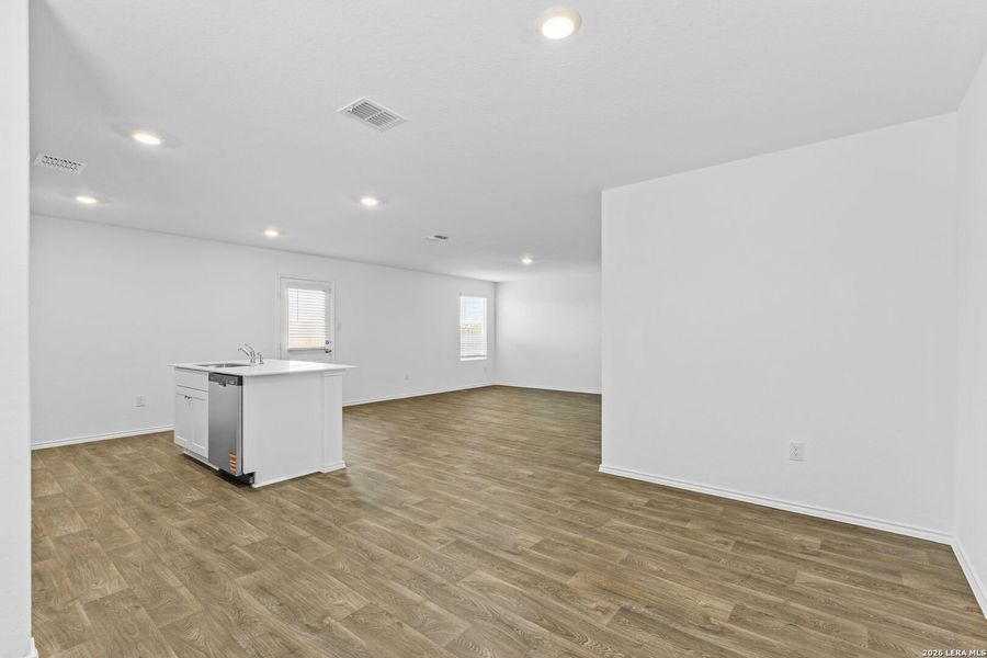 Spacious, unfurnished interior of a new home in Laurel Vistas, San Antonio (Image 13).