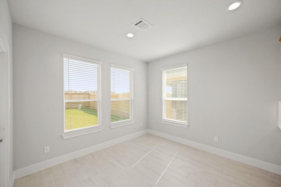 Spacious, unfurnished interior of a new home in Morton Creek Ranch, Katy (Image 9).