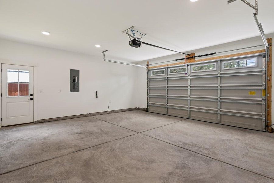 Spacious, unfurnished interior of a new home in , Ravenel (Image 28).