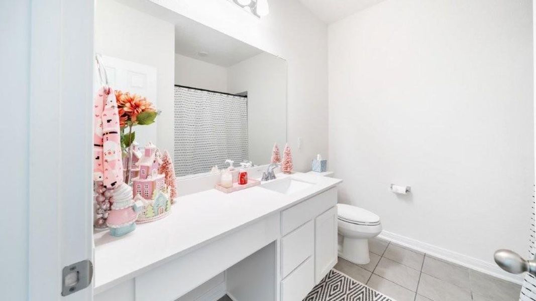 Furnished interior view inside a new home in , Alvin (Image 8).