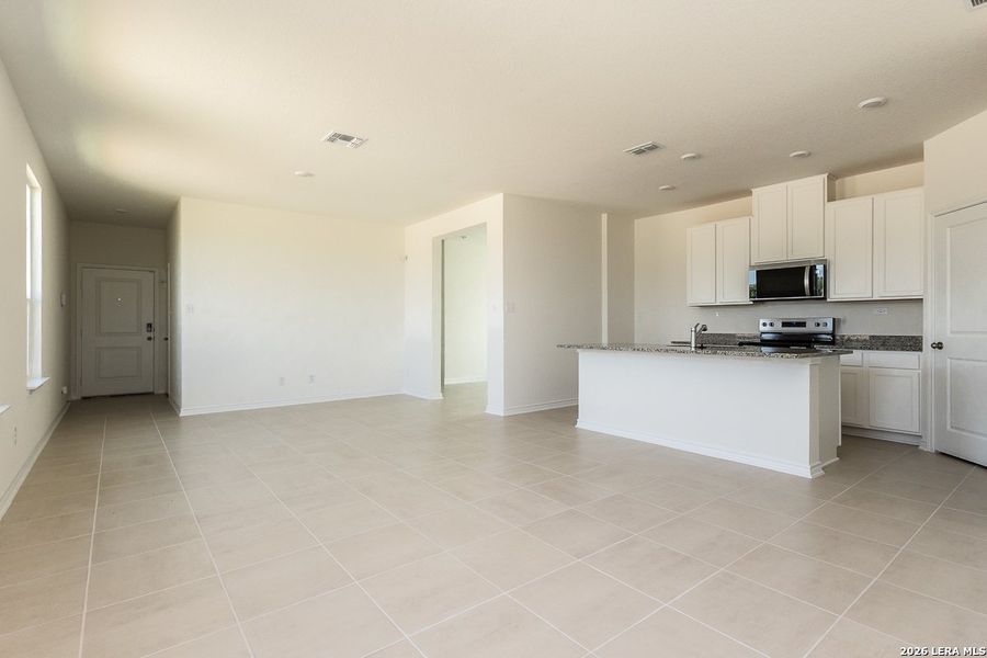 Spacious, unfurnished interior of a new home in Woodside Farms, Seguin (Image 7).