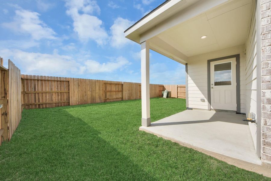 Come and see this spacious backyard with its beautiful covered patio. There is plenty of room for the kids to play and adults to relax. Perfect for your outdoor living space, patio furniture, bbq pit, and so much more. The possibilities are endless!