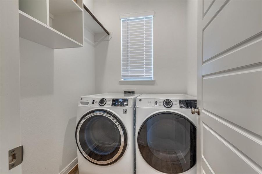 Washroom with independent washer and dryer and baseboards