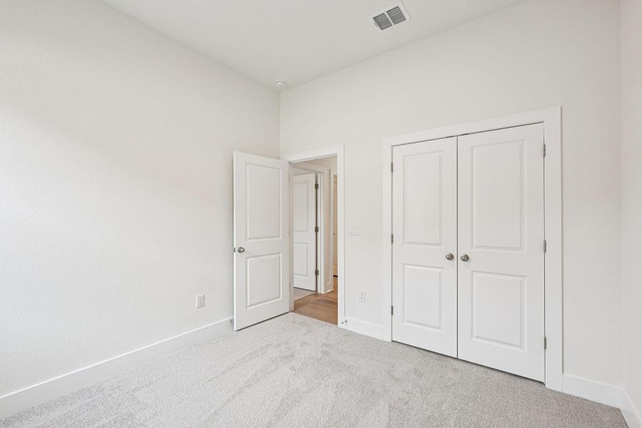 Spacious, unfurnished interior of a new home in Persimmon, Buda (Image 23).
