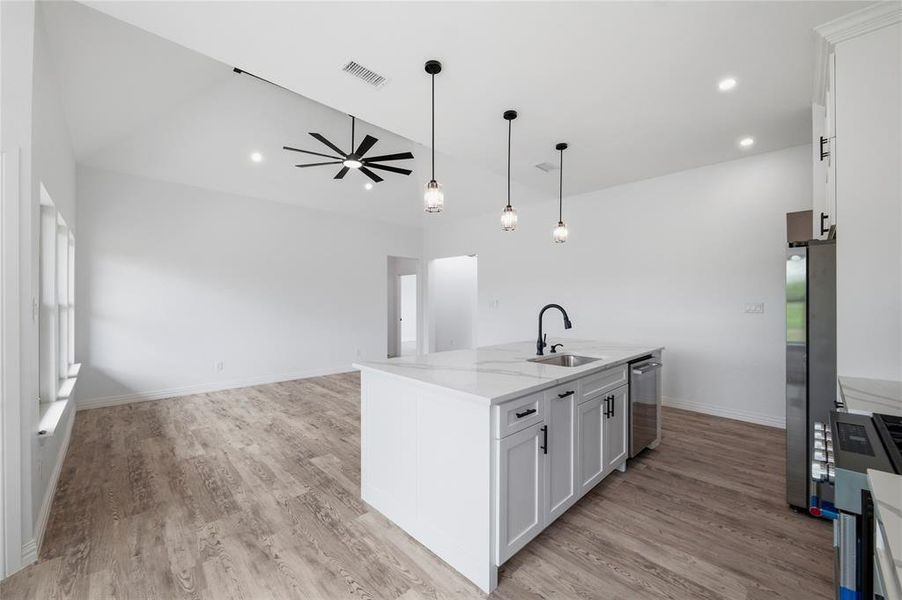 Furnished interior view inside a new home in , Corsicana (Image 10).