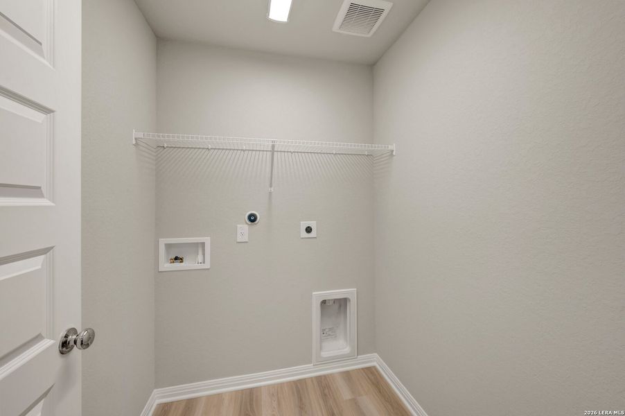 Spacious, unfurnished interior of a new home in Mesquite Ridge, San Antonio (Image 27).