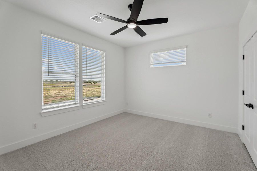 Spacious, unfurnished interior of a new home in Hallimore Ranch, Rosenberg (Image 18).
