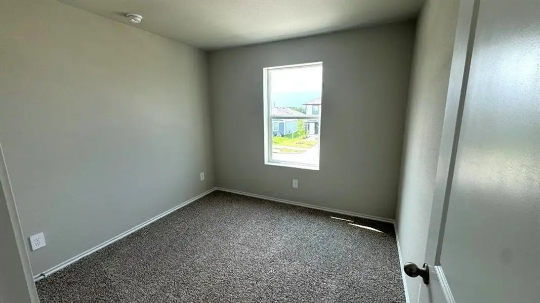 Spacious, unfurnished interior of a new home in Hickory Grove, Denton (Image 9).